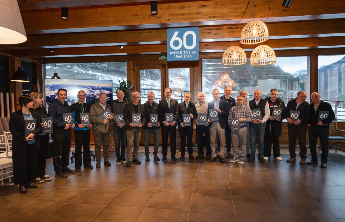 Foto de família dels implicats en el llibre de commemoració dels 60 anys d'Ensisa, avui.