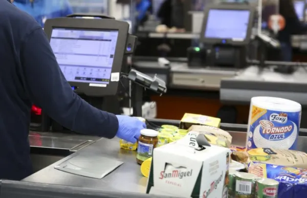 treballadors-supermercat-large