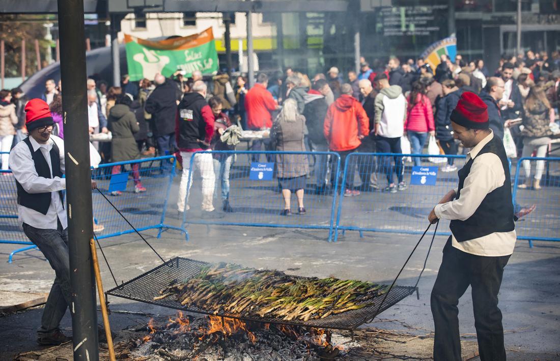 Una calçotada popular a la plaça del Poble.