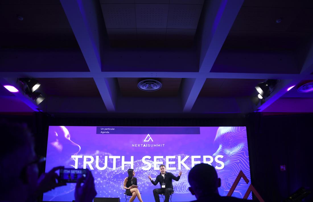 Esther Paniagua i Alberto López, avui en la seva intervenció a l’inici del Next AI Summit, celebrat en un hotel de la capital.