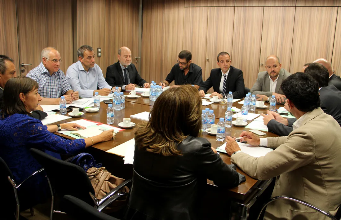 Imatge de la reunió celebrada de la Taula de Mobilitat amb representació dels Comuns, la Secretaria d’Estat d’Interior, de la policia i del Ministeri d'Ordenament Territorial  