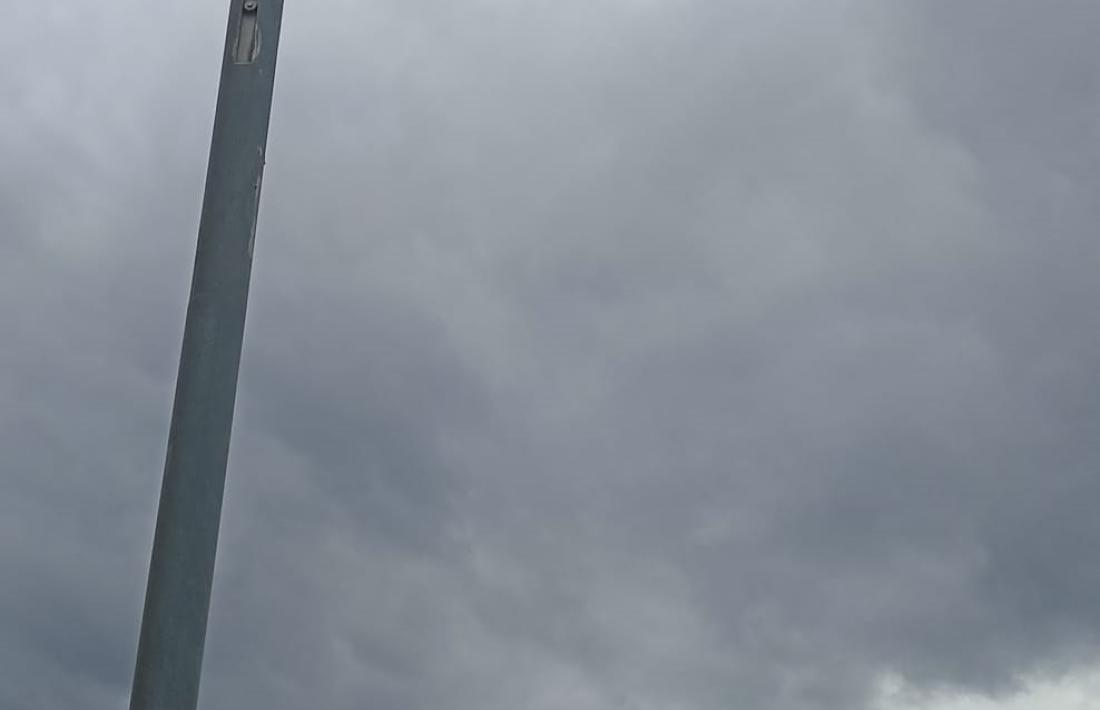     Un dels focus que, denuncia una veïna, incideixen sobre el seu domicili. 