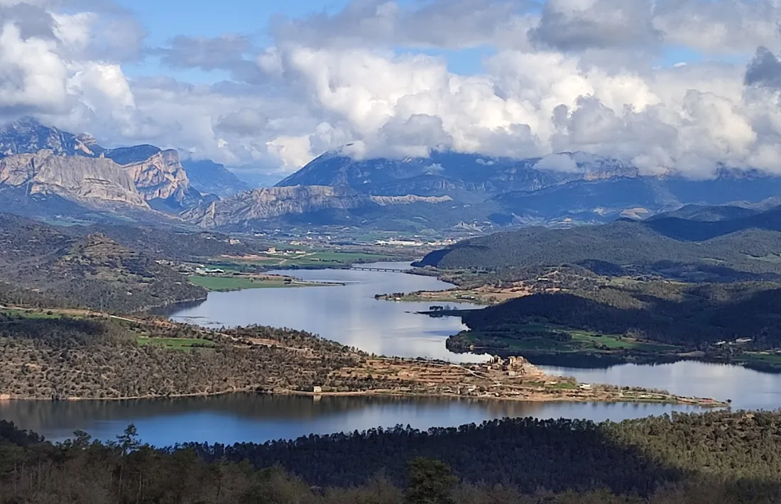 El pantà de Rialb des de Mirambell (Bassella, l’Alt Urgell), amb el nucli de la Clua en primer terme.
