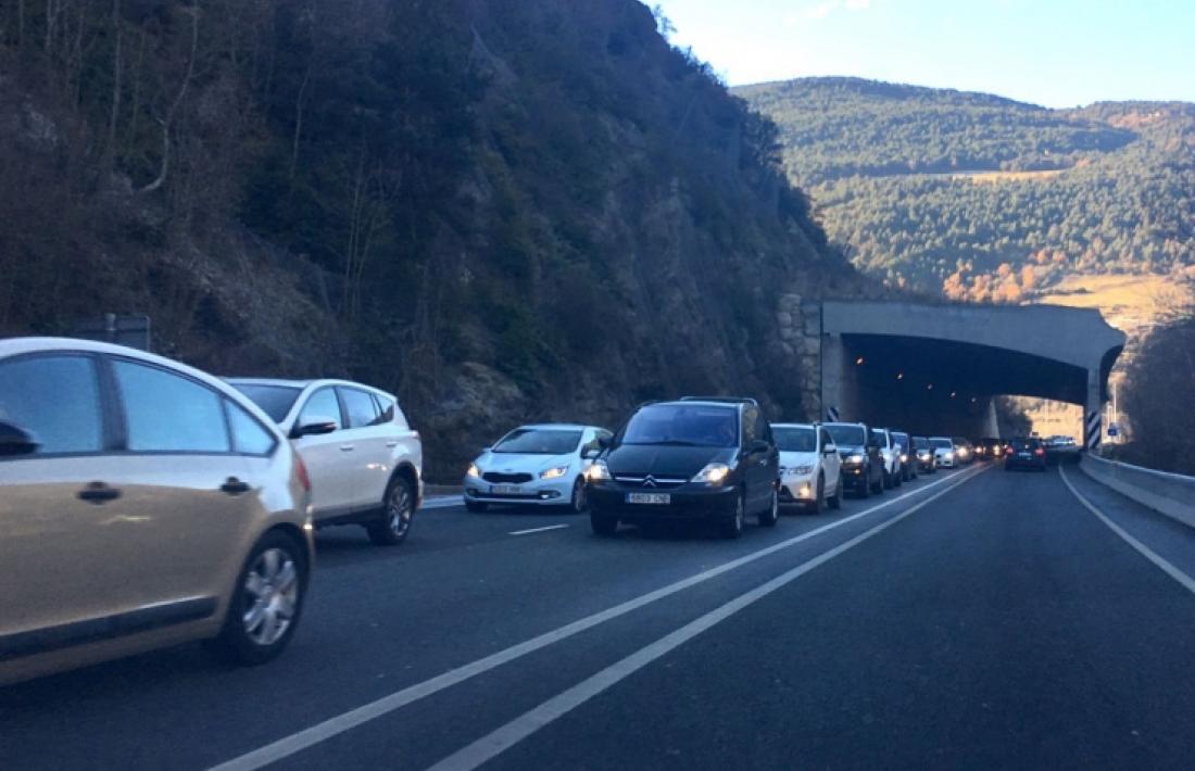 Cues de vehicles prop de la frontera hispanoandorrana.