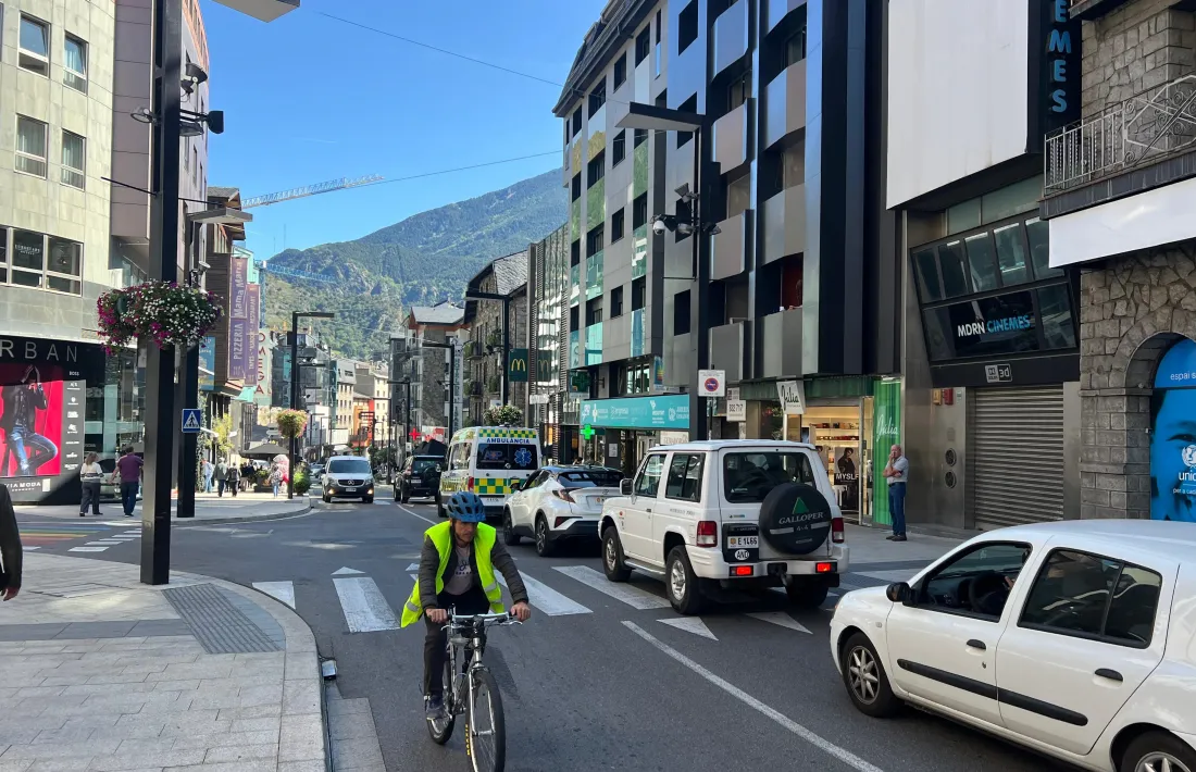 Un ciclista ‘civil’ jugant-se la vida a Meritxell.
