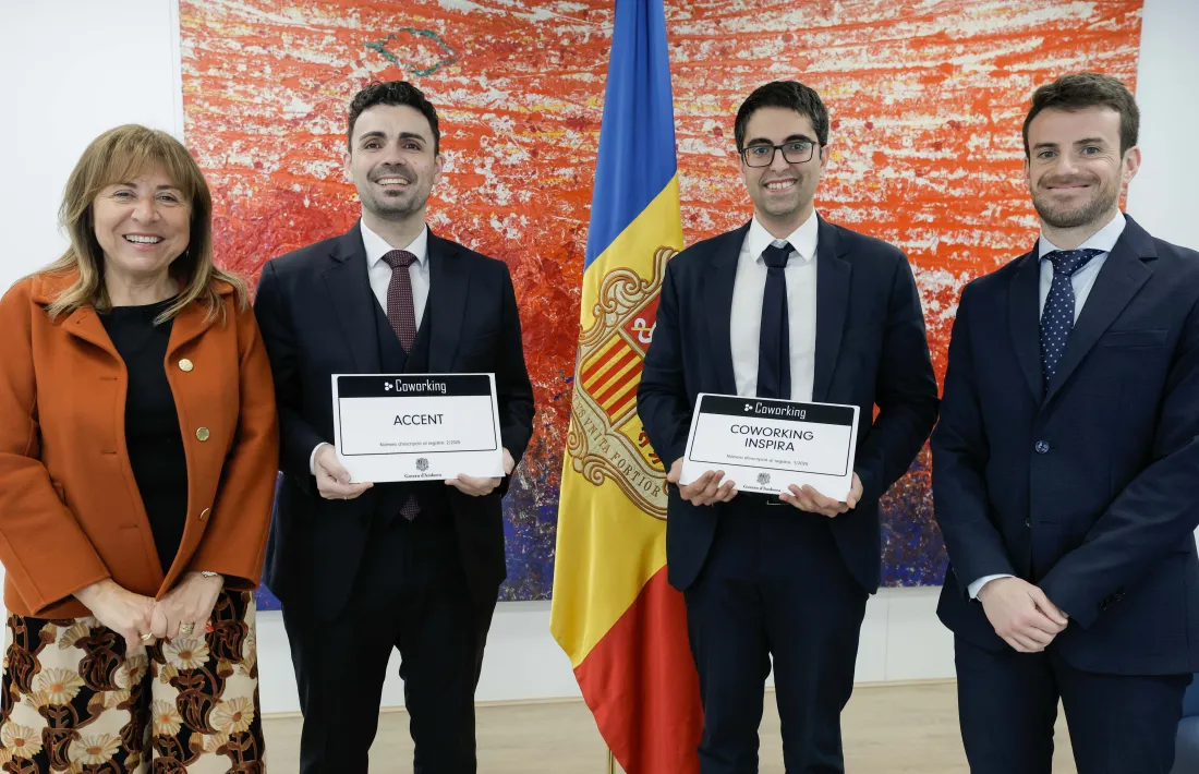 El lliurament de les plaques als responsables dels espais compartits de treball.