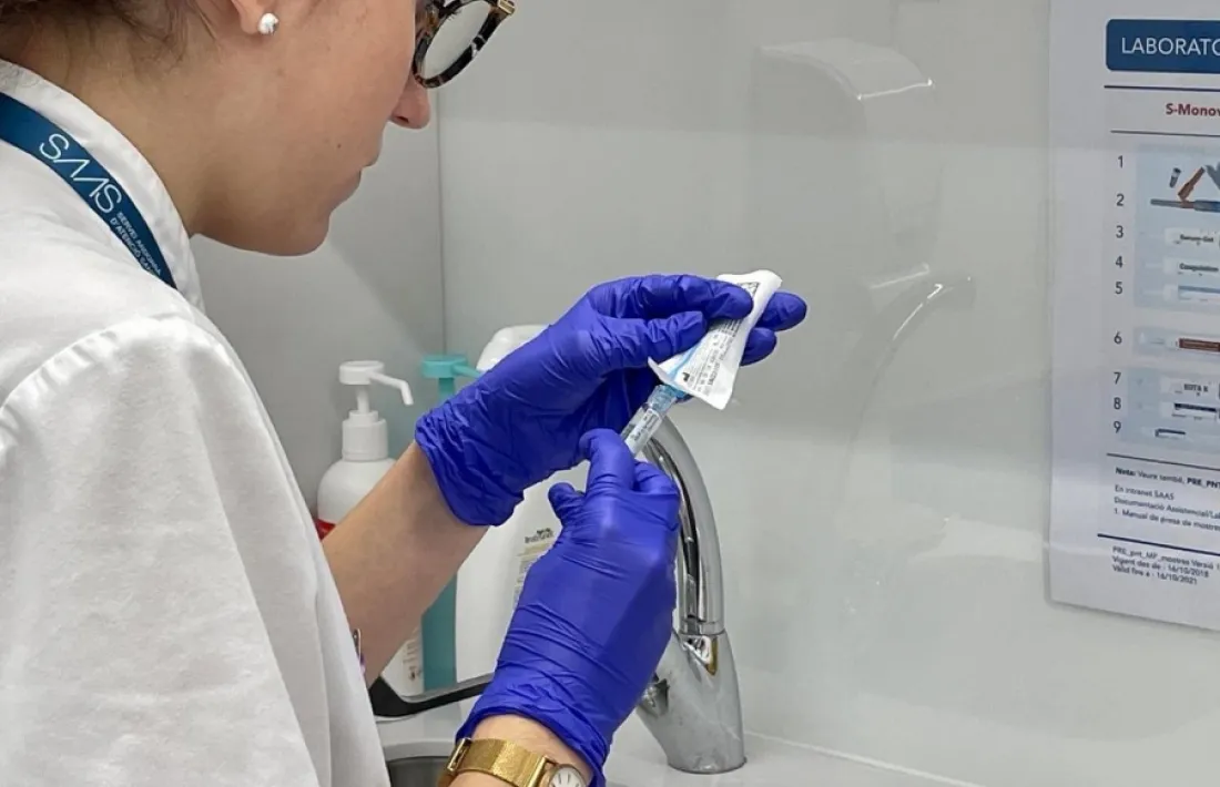  Una infermera d'un centre de salut prepara una vacuna.