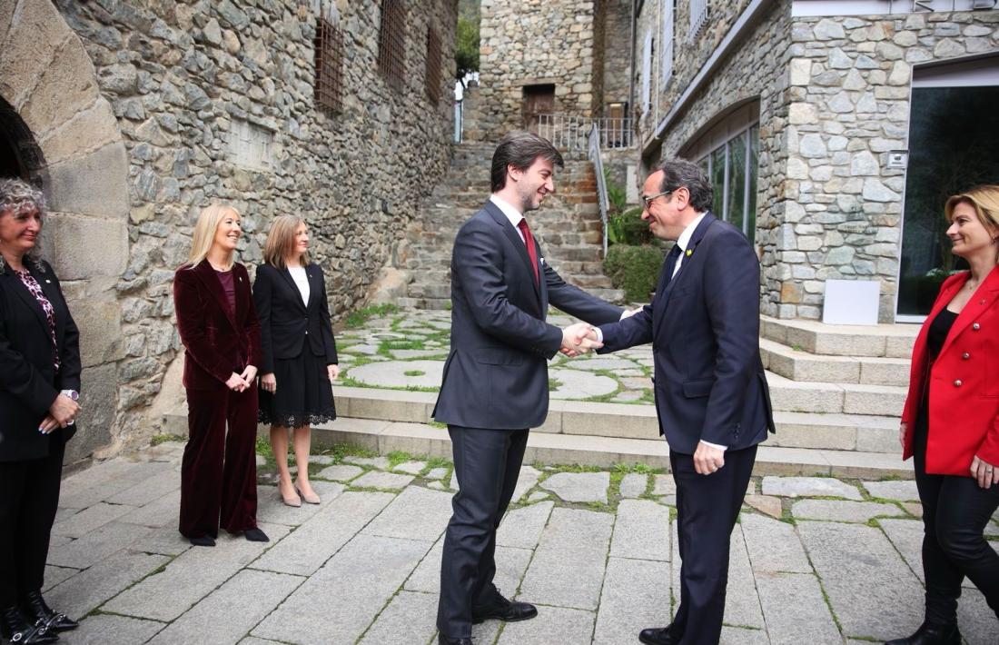 Carles Ensenyat i Josep Rull, a la porta de Casa de la Vall.