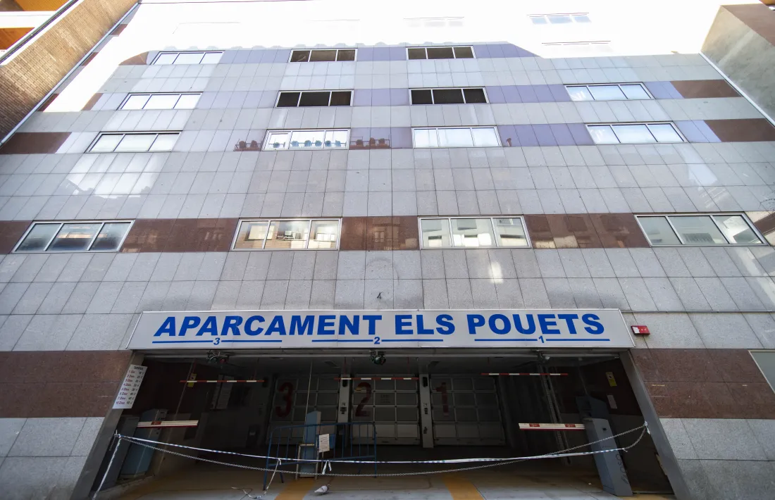 La façana de l'aparcament dels Pouets.