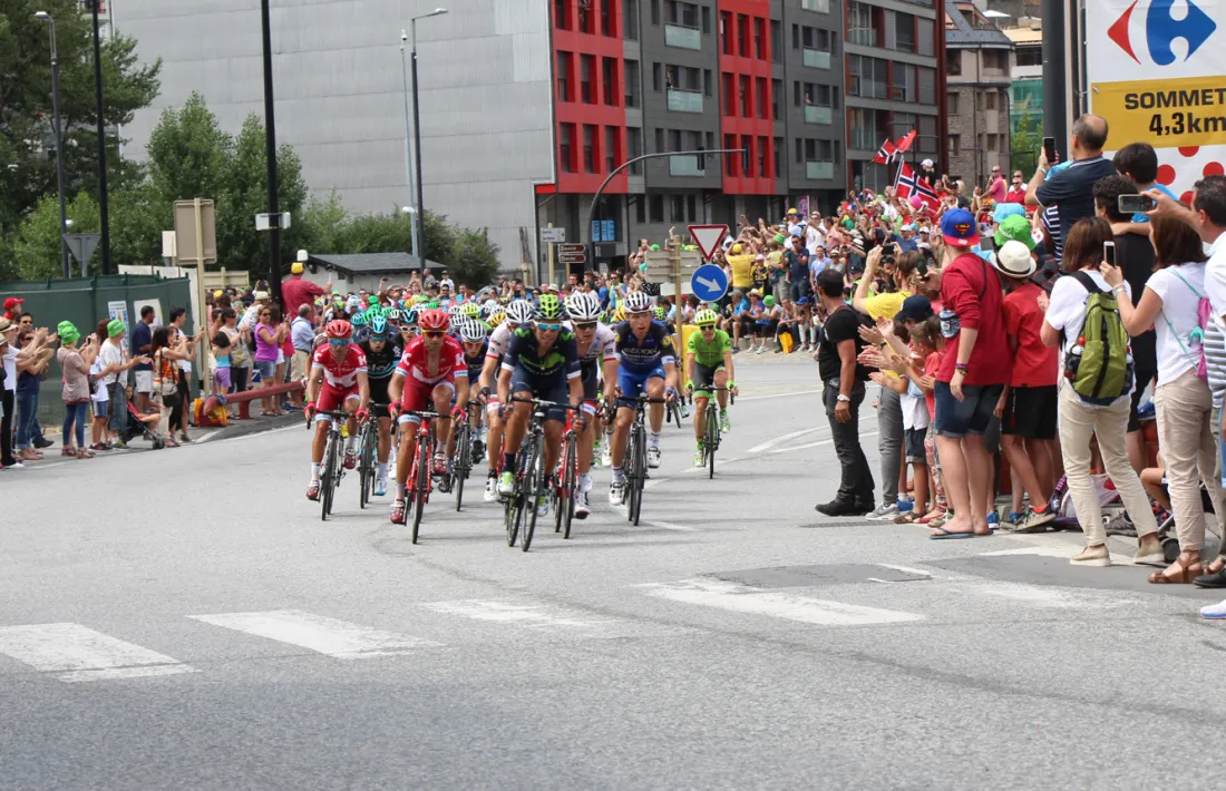 Andorra surt massivament al carrer per rebre el Tour de França