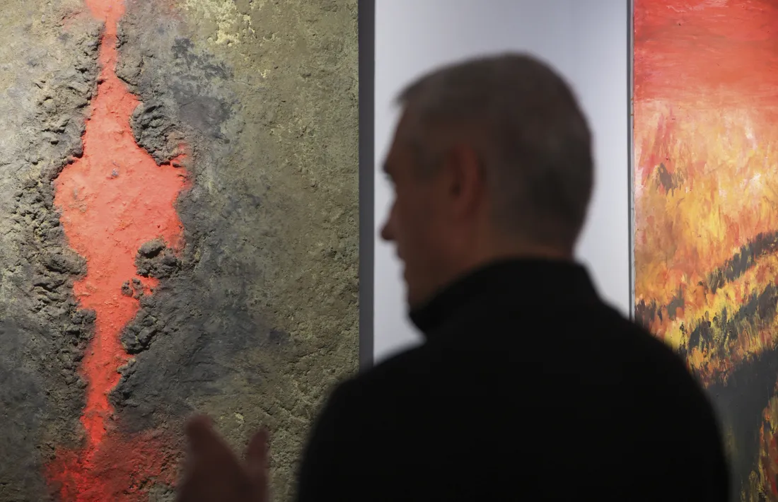 Xandri contempla una obra de la sèrie ‘Alternatura’ (2018).