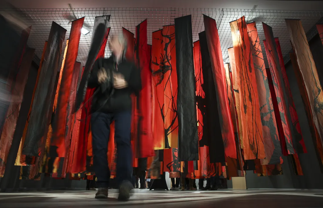 'Igni', un bosc de paper que convida l'espectador a interactuar amb l'obra.