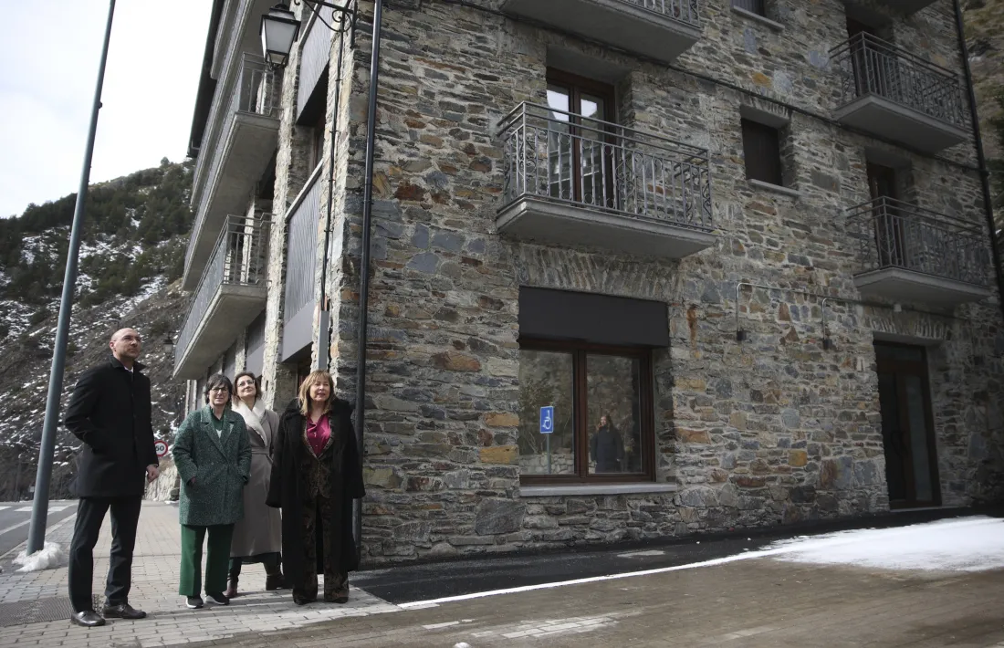La ministra Conxita Marsol, el dia que va visitar els pisos de Sant Joan de Caselles, a Canillo.
