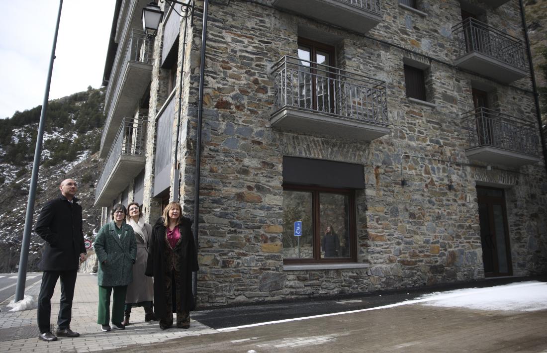 La ministra Conxita Marsol, el dia que va visitar els pisos de Sant Joan de Caselles, a Canillo.