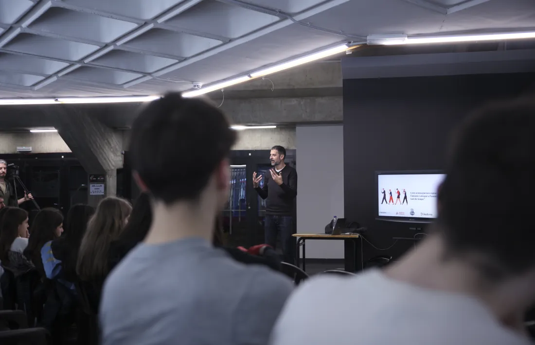 Xerrada de Jordi Camós als jugadors de la base del BC MoraBanc.