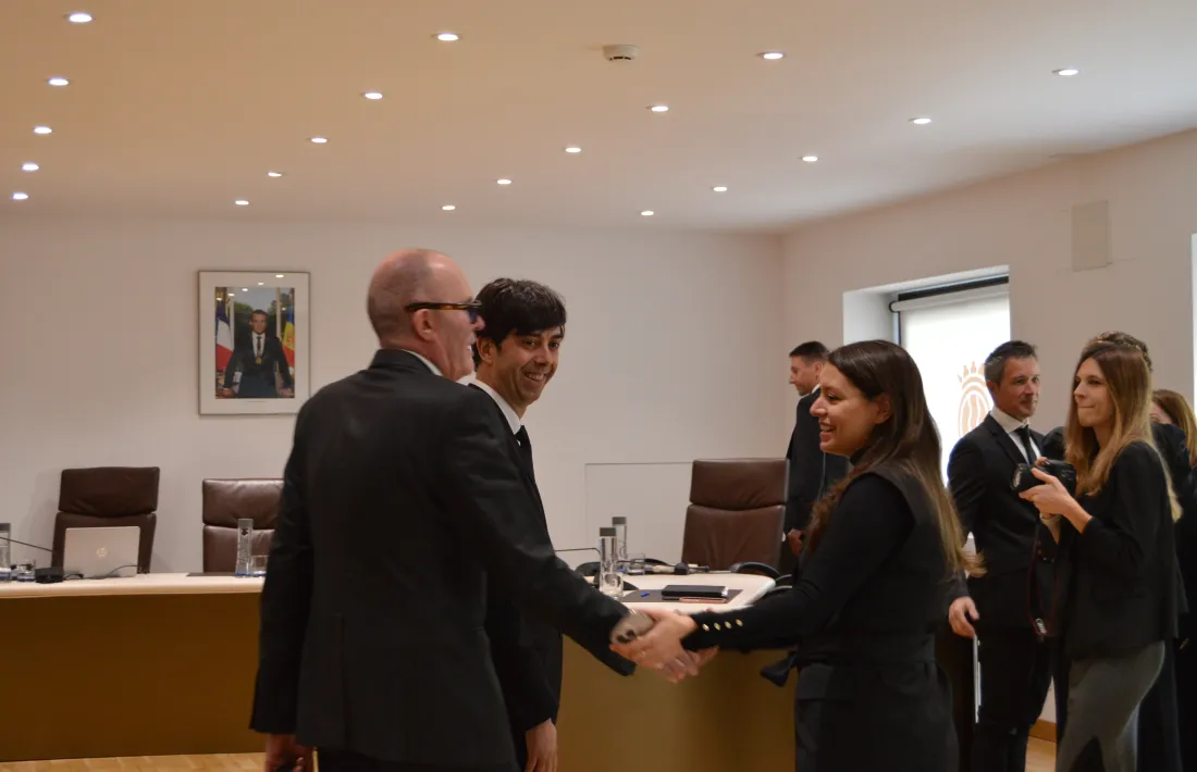El cònsol major d'Andorra la Vella, Sergi González, i el conseller de Finances, Joaquim Miró, saluden la consellera general demòcrata Meritxell López.