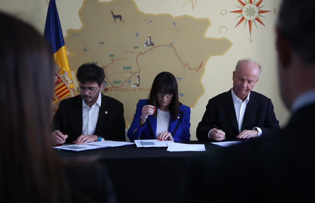 Cairat, Bonell i Pérez fralitzen la compravenda de l'edifici Catsa, aquest migdia al despatx central de l'antiga tabaquera laurediana.