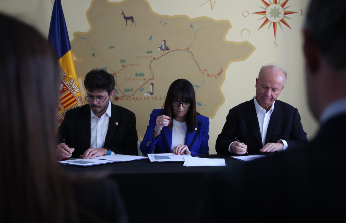 Cairat, Bonell i Pérez fralitzen la compravenda de l'edifici Catsa, aquest migdia al despatx central de l'antiga tabaquera laurediana.
