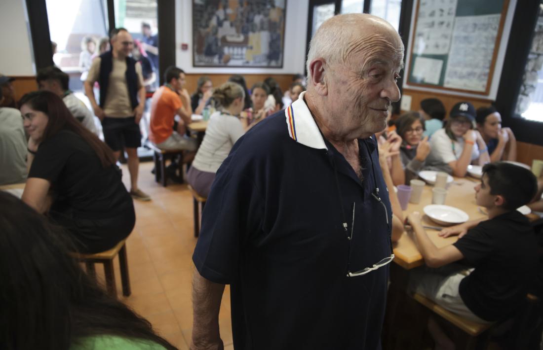 Mossèn Ramon a AINA i envoltat de nens, a qui ha consagrat tota la vida.