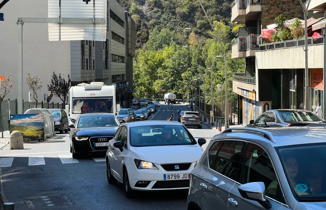 Cues a l’avinguda Francesc Cairat de Sant Julià de Lòria.