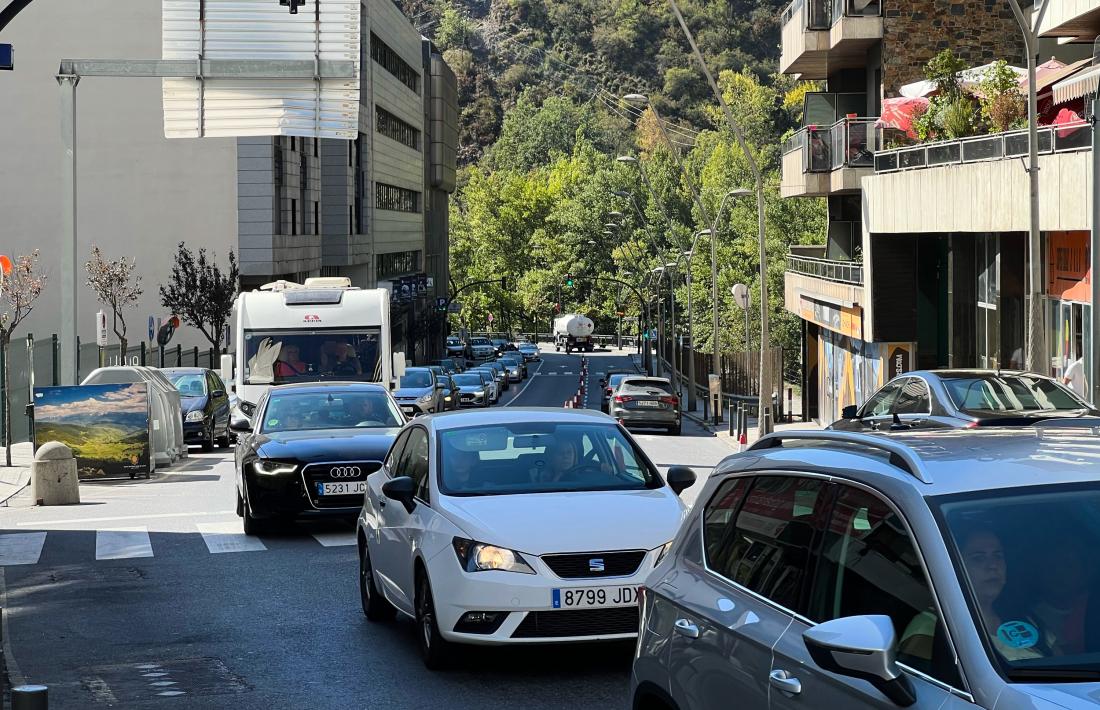 Cues a l’avinguda Francesc Cairat de Sant Julià de Lòria.