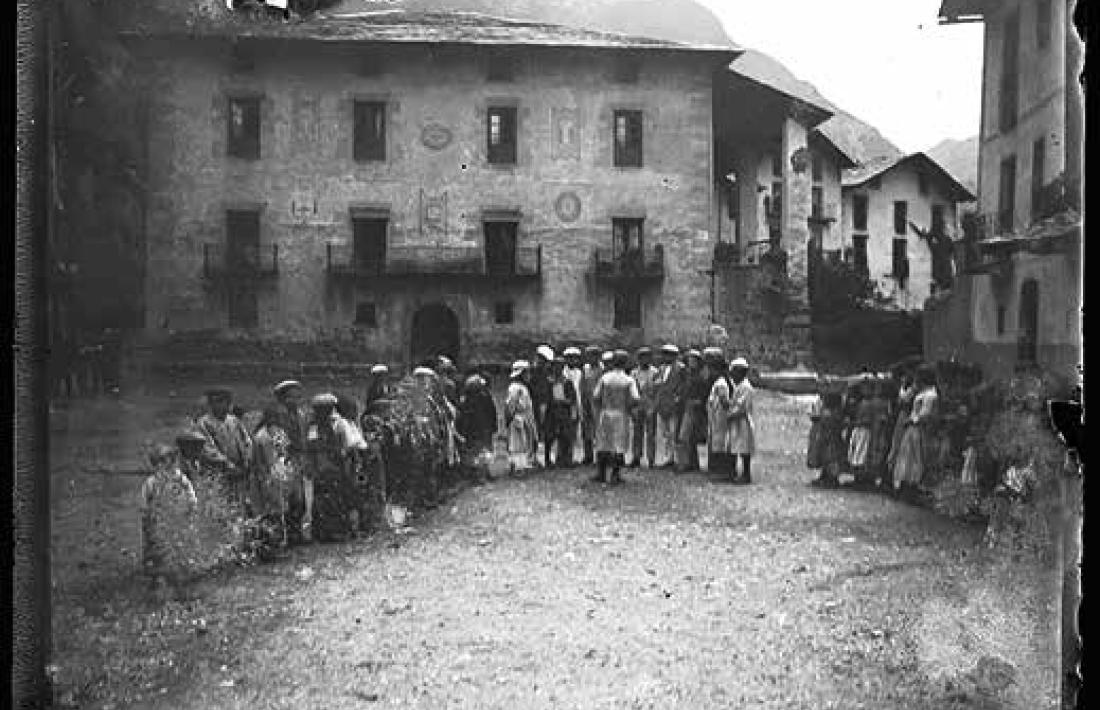 1902: joves a la plaça de la capital, que encara no es deia Benlloch. Guillem de Plandolit
