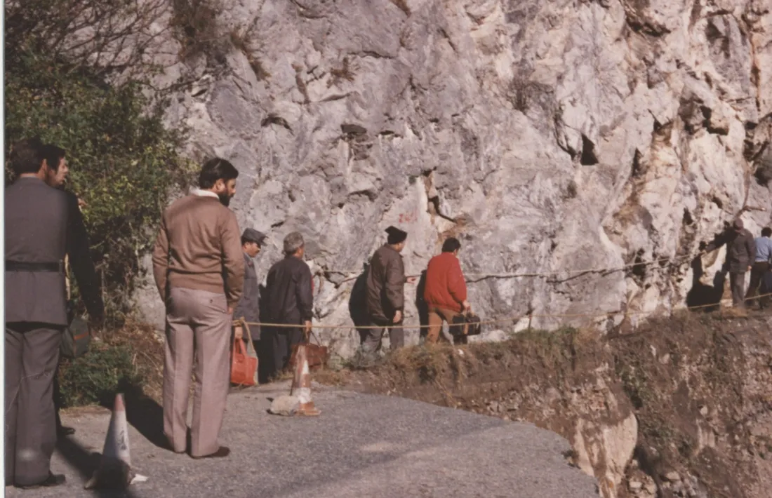        El pas de vianants pel tram de carretera ensorrat del congost de Tresponts, el 8 de novembre de 1982.