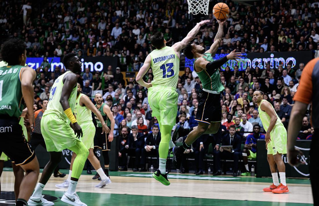 Devon Dotson, base del Joventut defensat per Satoransky.