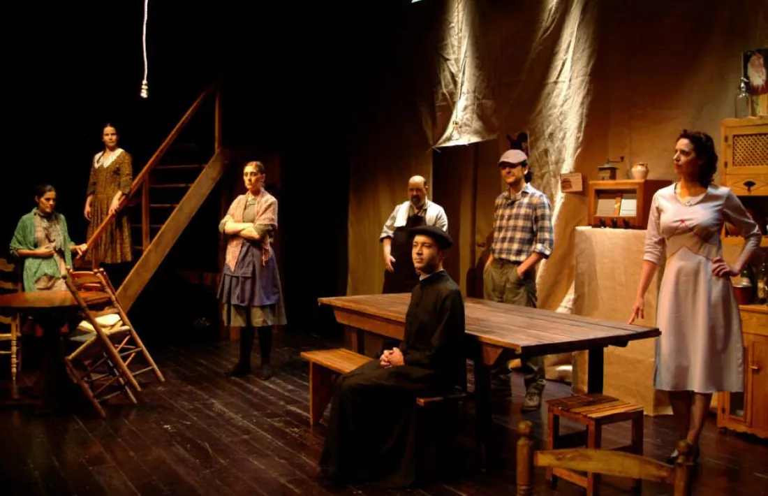 Els intèrprets de ‘Un any de la nostra vida’, amb el Sinquede al fons, caracteritzat com Ton, l’hostaler.