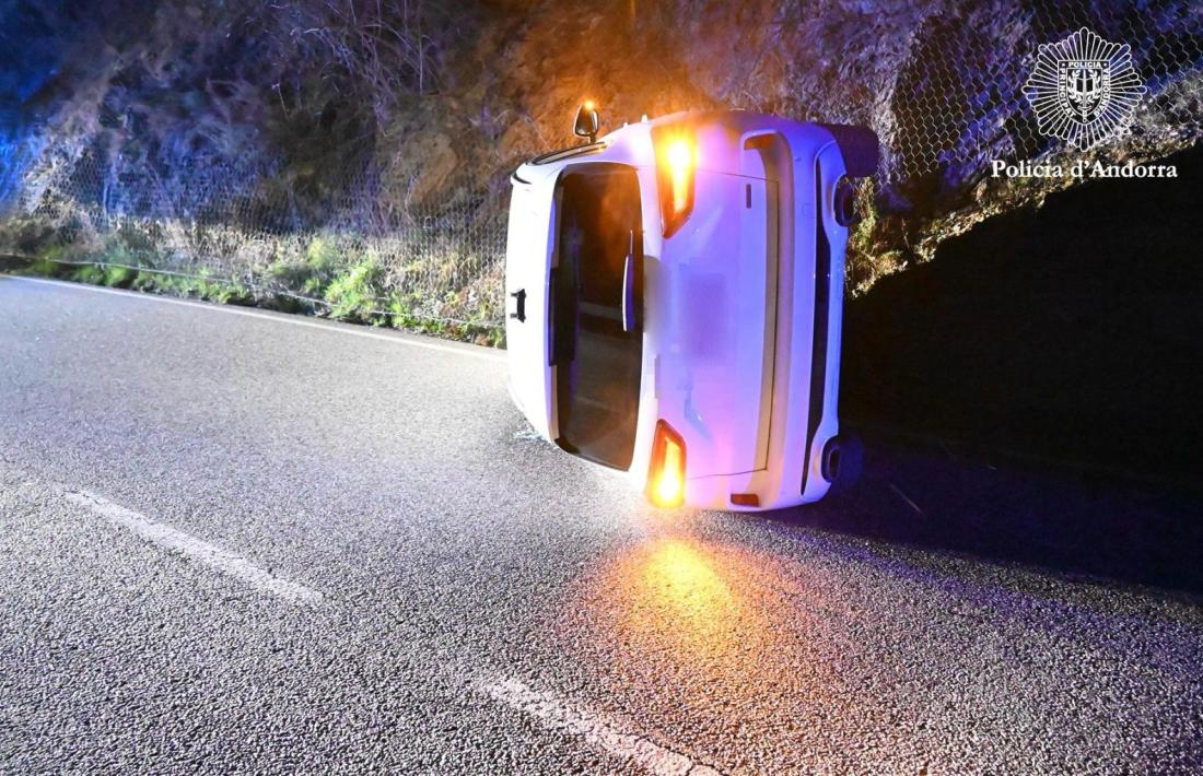 Accident amb danys materials que va comportar la detenció d'una persona per alcoholèmia.