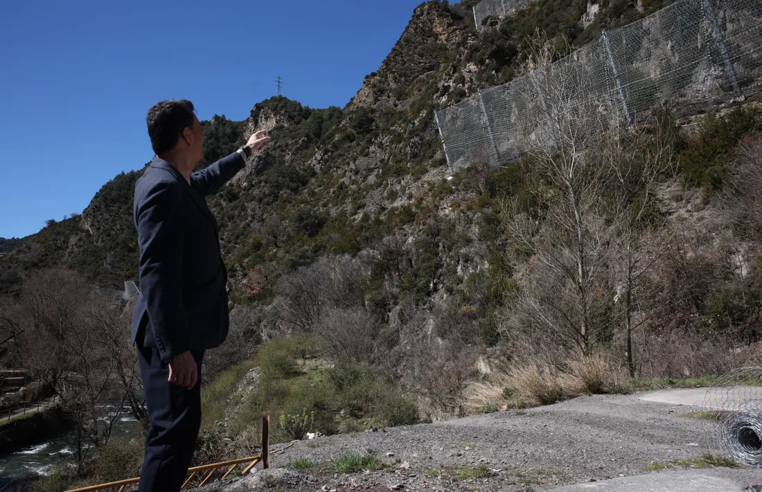 El ministre de Territori i Urbanisme, Raul Ferré, observa les proteccions col·locades a la muntanya de Rocafort.