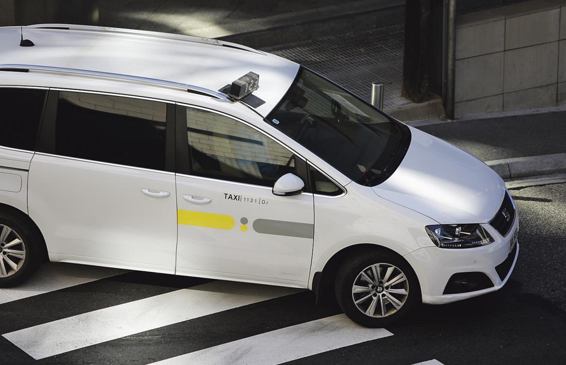 Un taxi circula per la via pública.