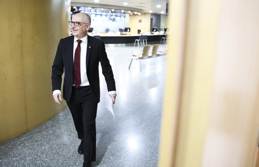 El ministre de Finances, Ramon Lladós, abans d'entrar a la sala de premsa.