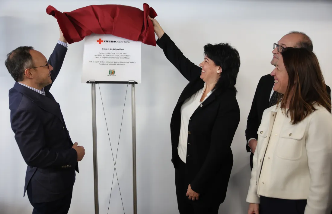 En la inauguració s'ha descobert una placa que commemora el fet a la sala polivalent del centre de dia.