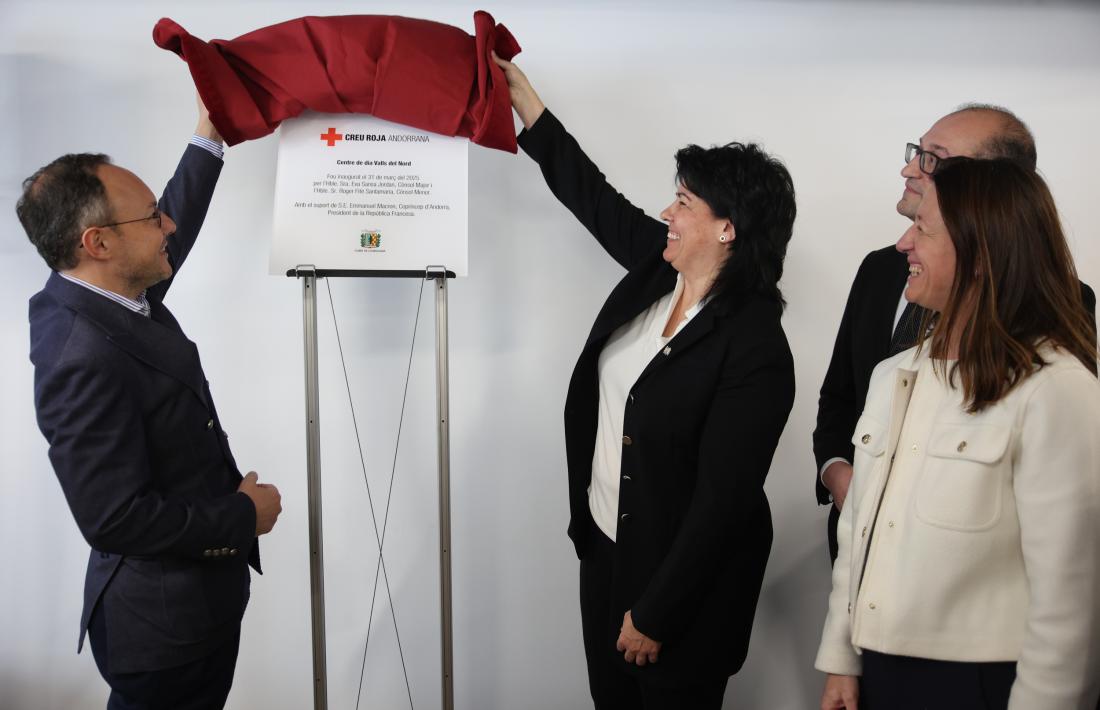 En la inauguració s'ha descobert una placa que commemora el fet a la sala polivalent del centre de dia.
