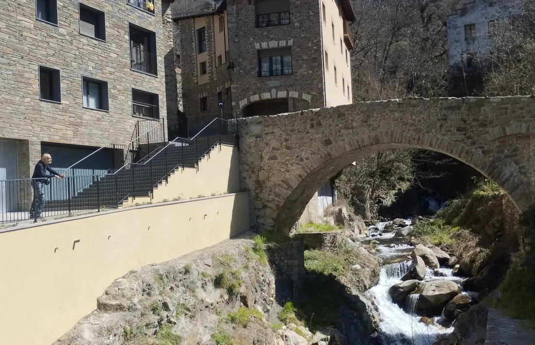 Les obres per soterrar les canonades de la llera del pont de la Tsoac van arrencar al setembre i van acabar dijous.