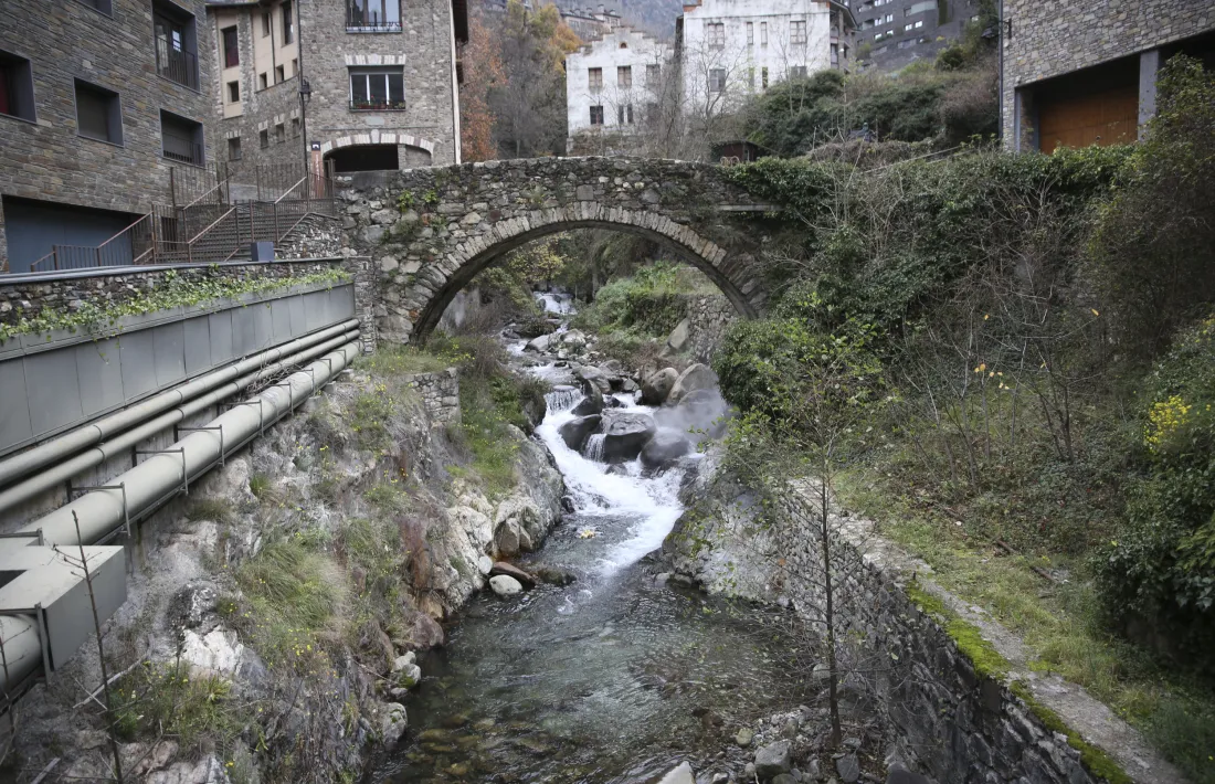 Aspecte de l'entorn del pont de la Tosca abans de la rehabiltació de l'estructura i de l'entorn.