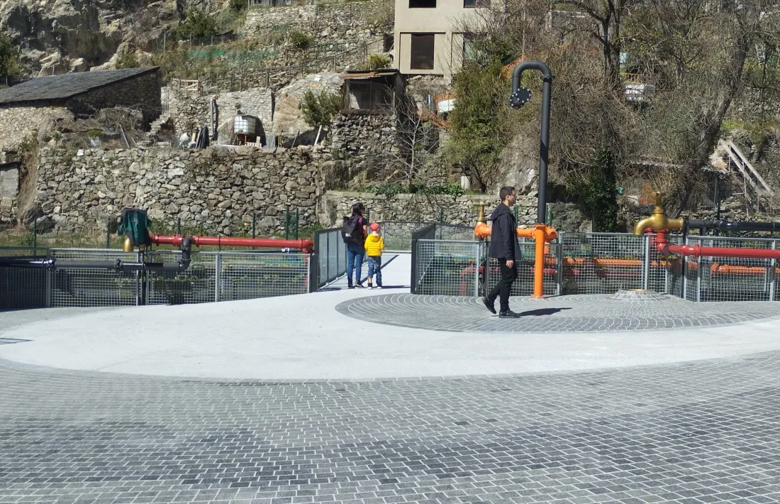 La nova passarel·la que travessa el Valira a la plaça dels Safarejos va obrir dijous al públic.