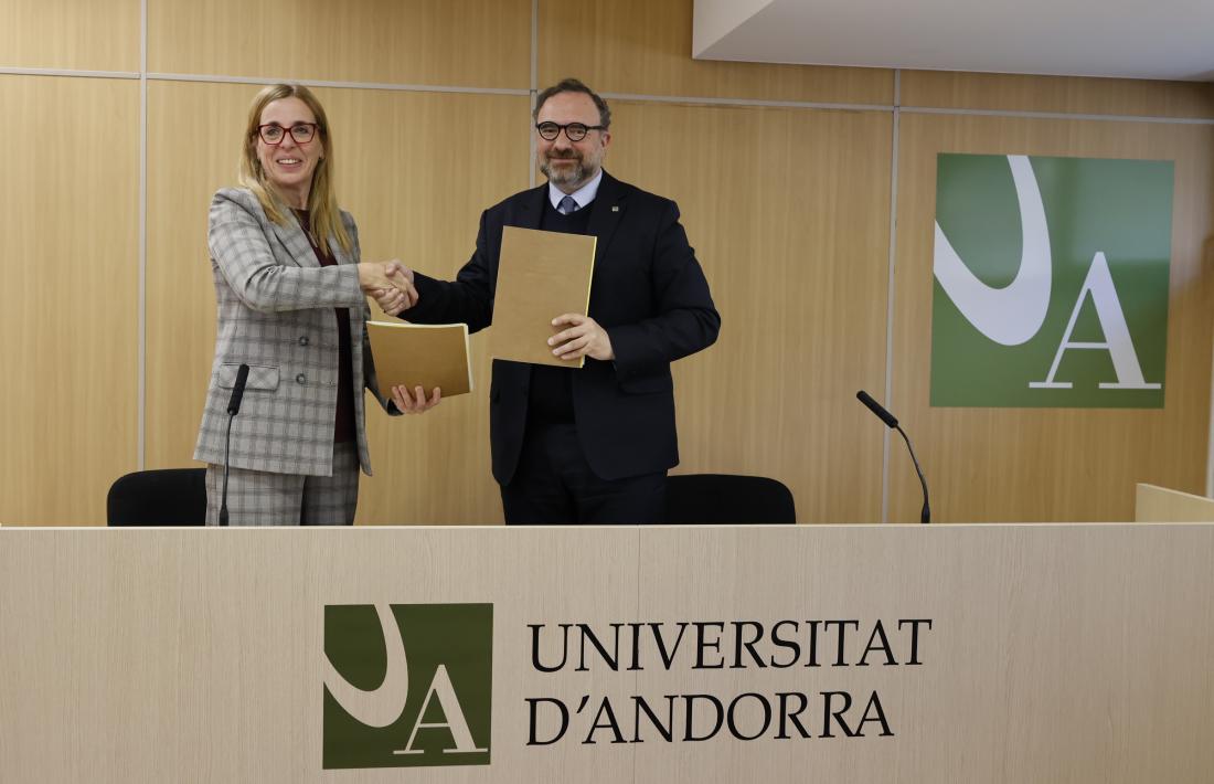 El rector de l'UdA, Juli Minoves, i la rectora de la UOC, Àngels Fitó, després de la signatura de l'acord.