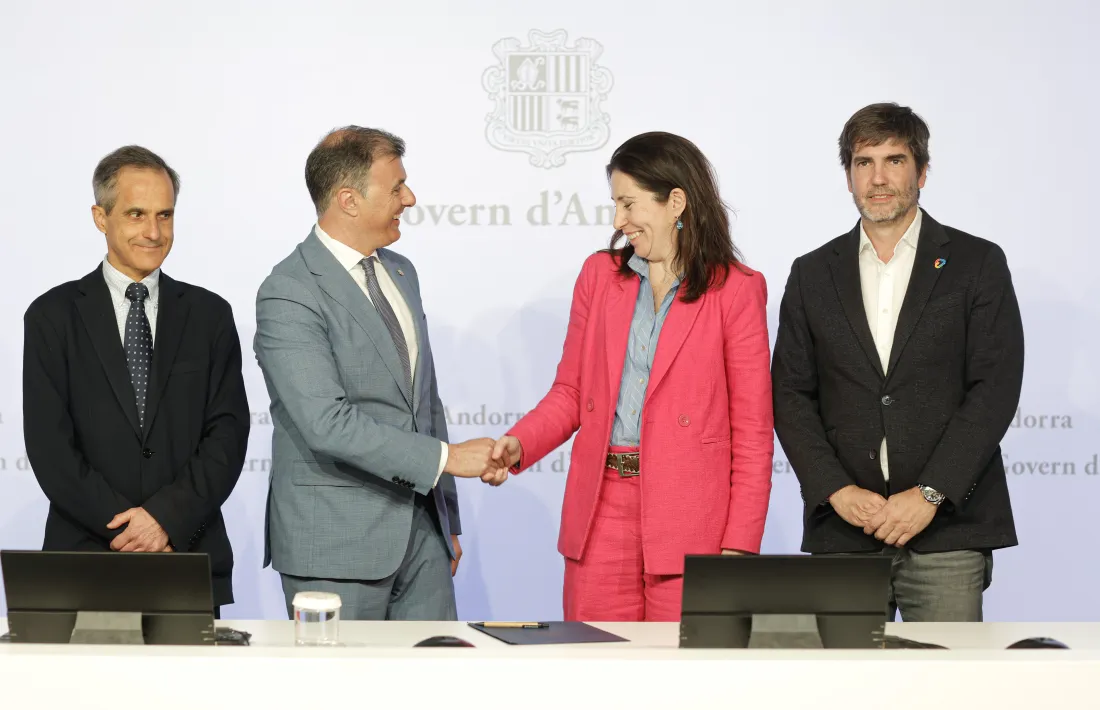 Encaixada de mans després de la signatura de l’acord.