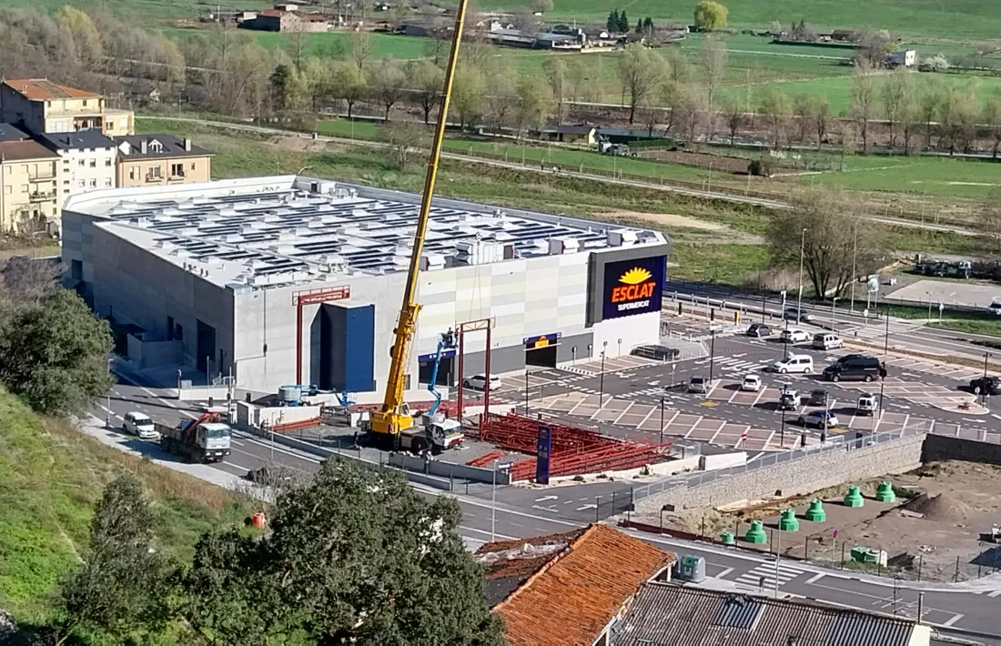 L’elevat braç de la grua anuncia l’inici dels treballs per construir la nova benzinera. 