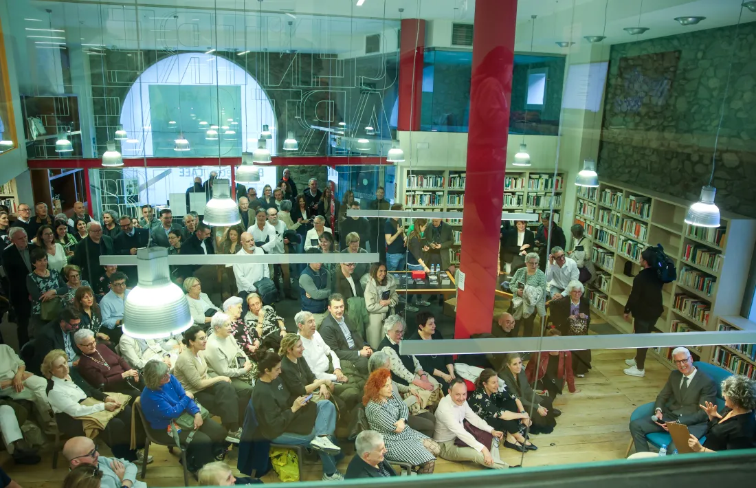 El cap de Govern s'ha quedat sense cadira i ha hagut de seguir la presentació assegut a terra.