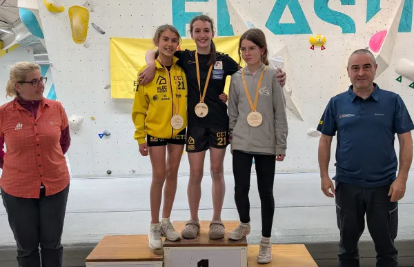 p. 28 escalada copa catalana d'escalada en bloc foto fam