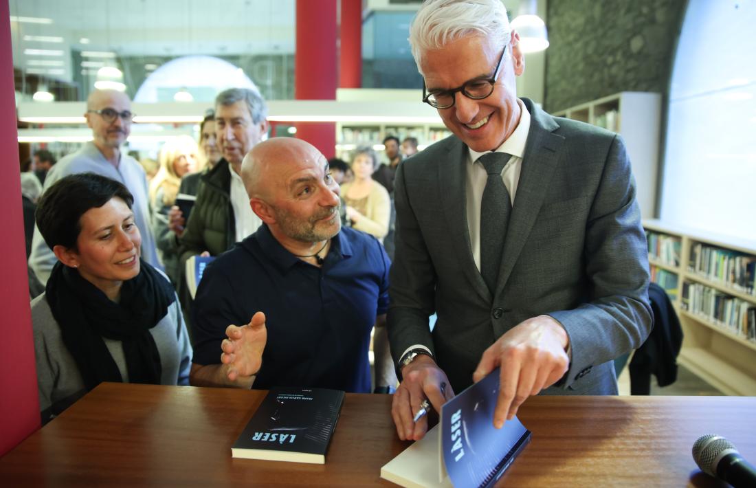 El doctor Garcia se n'ha fet tips de firmar llibres.