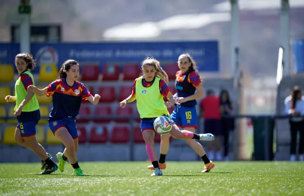 p. 29 entrenament seleccio femenina foto elcokedelasfotos