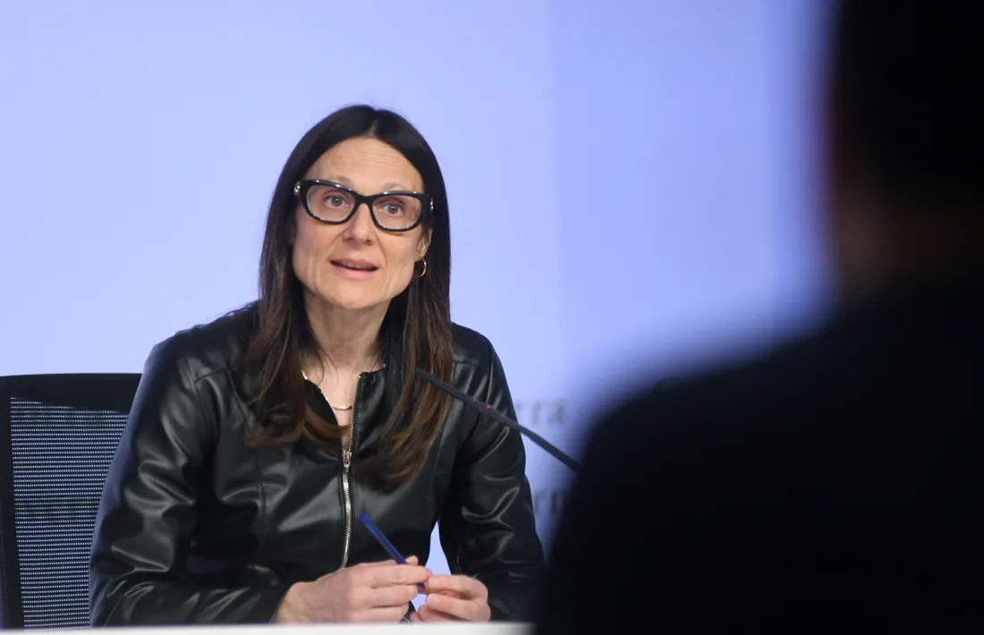 La ministra de Justícia i Interior, Ester Molné, va explicar ahir les modificacions al reglament.