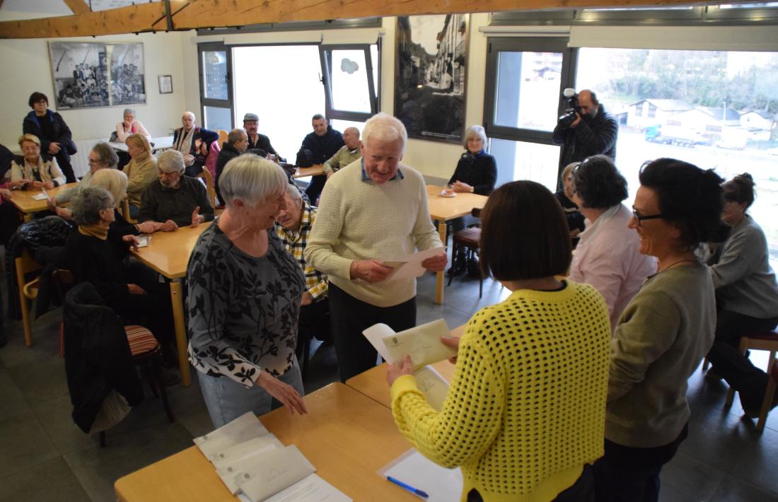 Uns padrins recollint les claus dels horts socials del Comú de Sant Julià de Lòria.