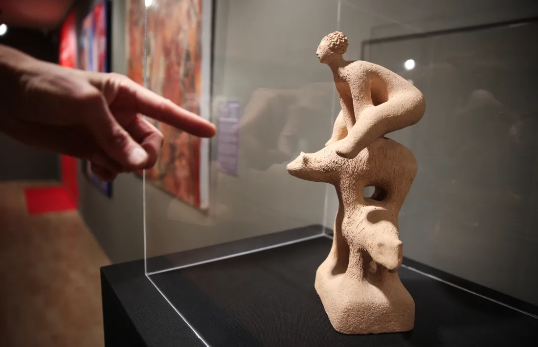 ‘La noia dels ossos’, peça en fang de Sergi Mas (1990).