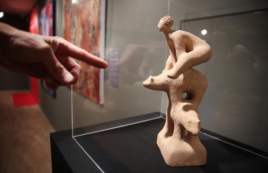 ‘La noia dels ossos’, peça en fang de Sergi Mas (1990).