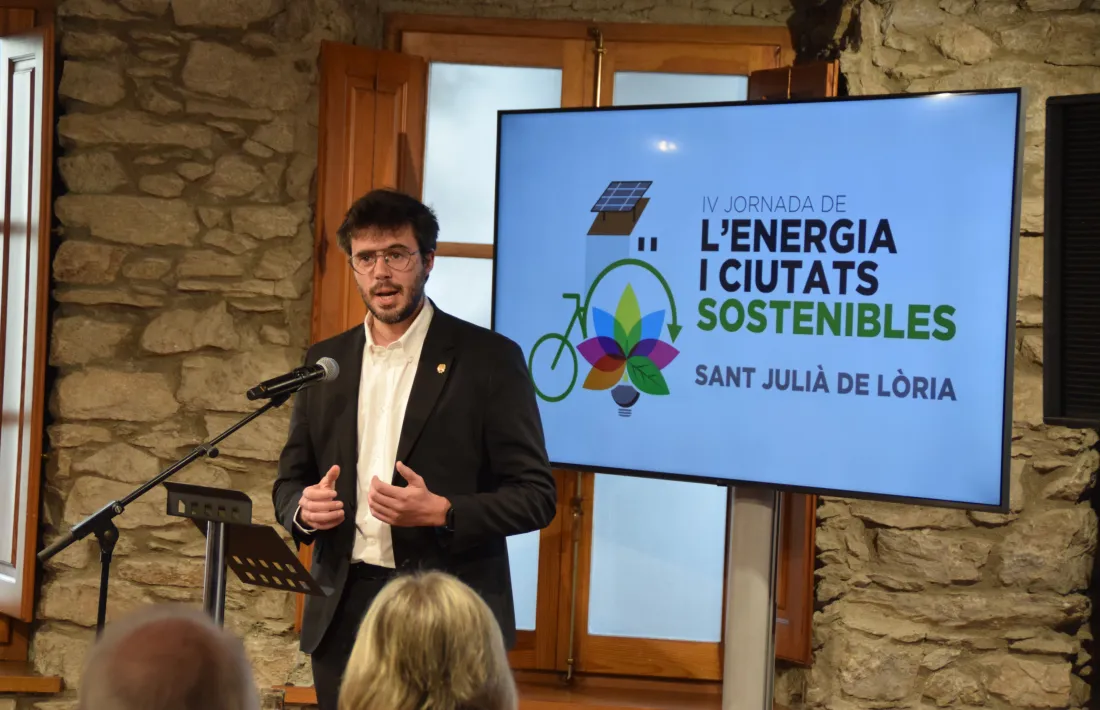 El cònsol de Sant Julià, Cerni Cairat, inaugurant la IV Jornada de l’energia i ciutats sostenibles.